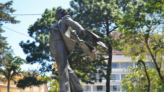 La statua di Miguel Ángel Asturias sul viale principale della capitale