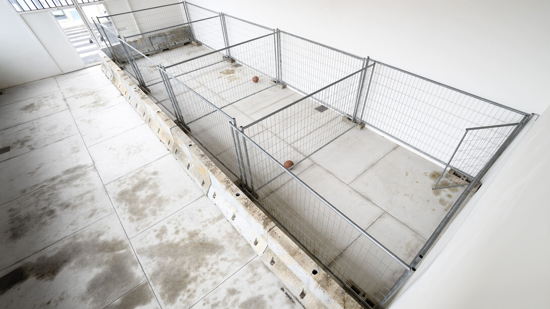 Giovanni Termini, La misura di un intervallo, 2022.
Cemento, ferro zincato, palloni da basket / Concrete, galvanized iron and basketballs. Installation, variable size
Galleria ME Vannucci, Pistoia
