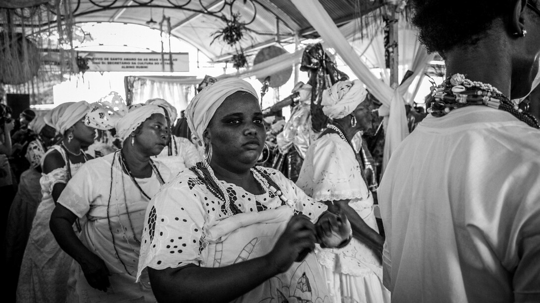 A iniciação no candomblé é um processo profundo de transformação pessoal, onde os noviços passam por rituais de reclusão e desidentificação para se tornarem membros plenos da comunidade religiosa, recebendo um novo nome ritualístico