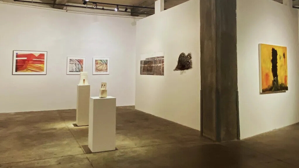 Various artists, Radiant rays and shifting sands, exhibition view. Courtesy of Skoto Gallery