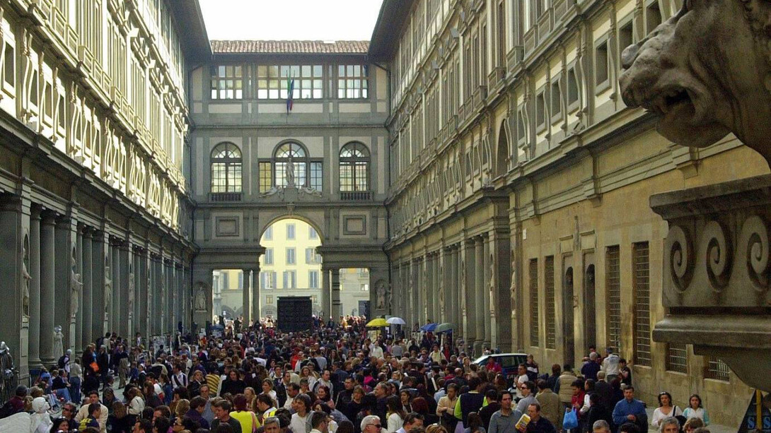 Una folla di turisti invade gli Uffizi