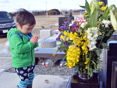 Bambino che prega a Fukushima