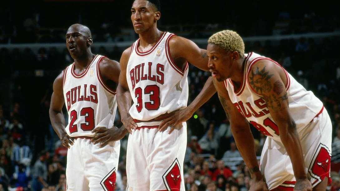 Jordan con los escuderos que le permitieron conquistar el ansiado anillo: Pippen y Rodman