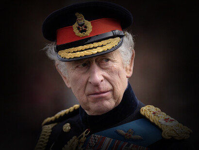 Carlos III de Inglaterra, Rey del Reino Unido y soberano de los otros catorce reinos que forman parte de la Mancomunidad de Naciones