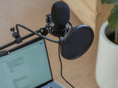 Discussões em podcasts mostram como a rivalidade feminina é incentivada por produtores e estúdios, criando ambientes de trabalho prejudiciais e tóxicos