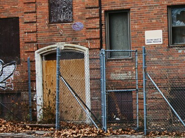 Alcuni percorsi si interrompono bruscamente, come se qualcosa di luminoso si spegnesse all’improvviso