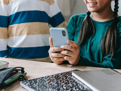 Alunos pré-adolescentes usam celular dentro de sala de aula