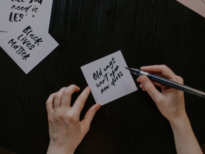 O texto destaca que o racismo, muitas vezes, é moldado por visões políticas de separação, questionando a validade do termo e promovendo a igualdade entre as pessoas