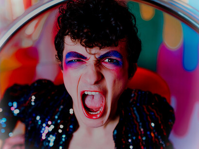 L'activisme LGBTQ+. Nous sommes en mesure, à présent, d'avoir une vue cavalière sur le grand processus sans sujet qui a travaillé l'occident au cours du millénaire qui vient de s'achever : ce qui se passe présentement n'a rien de fortuit et déroule des enchaînements d'une logique sans faille