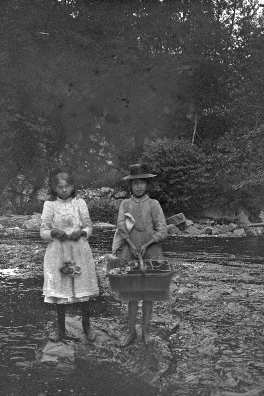Wallis & Shepherd, Houlda Sione etAlda Gros-Louis, deux fillettes huronnes-wendat, Wendake, QC, vers 1900, don de Stanley G. Triggs, Musee McCord