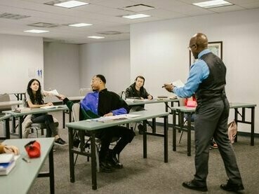 Sala de aula de universidade. PNo meu ponto de vista a universidade não pode ser uma instituição de mera formação, temos de lutar e instigar sobre a demanda “barbárie” as que chegam até nós
