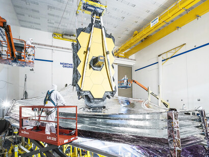 A diferencia del Hubble, que observa en los espectros ultravioleta cercano, visible e infrarrojo cercano, el JWST observará en la luz visible de longitud de onda larga