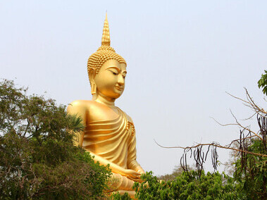 Estátua de Buda localizada no templo Wat Muang na província de Ang Thong, Tailandia 