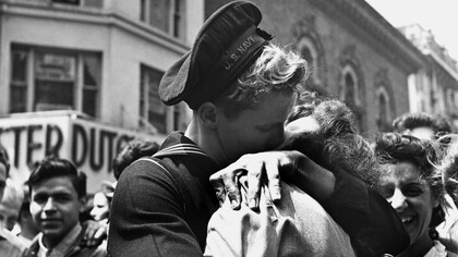 Militares estadounidenses celebran con un beso los rumores de la rendición de Alemania en 1945 
