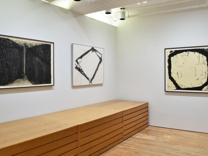 Richard Serra, Five decades of printmaking, exhibition view. Courtesy of Gemini G.E.L. at Joni Moisant Weyl
