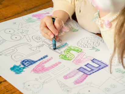 Relaxamento cerebral: colorir ativa o córtex pré-frontal (responsável pelo foco e planejamento) e reduz a atividade da amígdala cerebral (associada ao medo e à ansiedade), promovendo um efeito similar ao mindfulness. Um estudo da University of Otago mostrou redução significativa de estresse em adultos após 10 minutos de coloração diária
