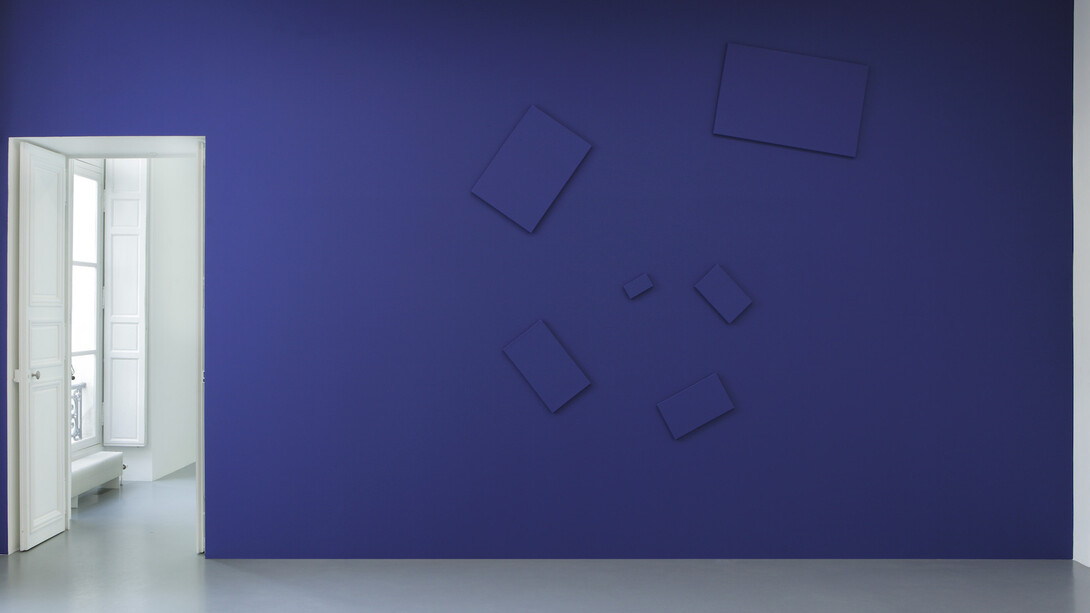 de-finition/method “elements in a spiral”, 1976 , Paint on canvas, Variable dimensions according to the actualization , Here: actualization on blue wall: 355 x 365 cm. Courtesy Perrotin. de-finition/method: a series of small canvases—though other supports can also be used from time to time—are hung in an off-center spiral. it uncoils and may reach the edge of the wall. all of its elements are painted the same color as the wall. although the number of supports is not pre-determined, the spiral that they create should be readable at a glance. the creation and installation of the spiral are the charge- taker’s responsibility, and he or she can change the work at will within the rules given above. 