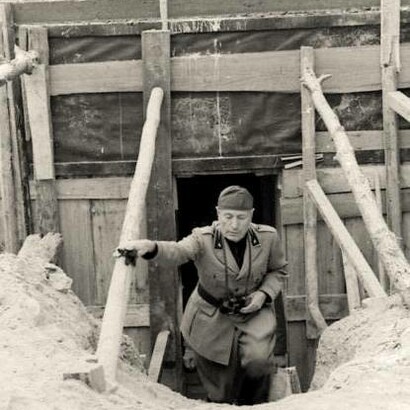 Benito Mussolini, presidente della Repubblica Sociale Italiana, ispeziona una fortificazione, nel 1944