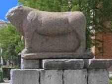 Con la conquista greca dell'Egitto, il culto di Apis fu fuso con quello di Osiride, dando origine alla figura del dio Serapide, venerato anche nel mondo greco-romano. Bue Apis a Benevento, Italia