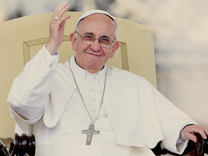 Desde el primer día de su pontificado, Francisco nos enseñó con gestos concretos a poner en el centro a los pobres, los descartados y los migrantes