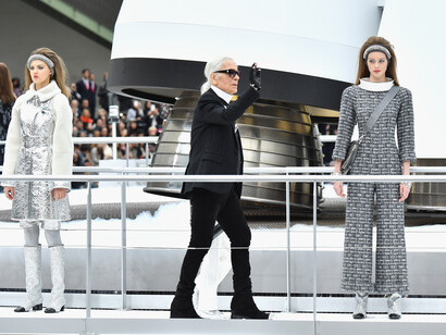Karl Lagerfeld saludando con cohete al fondo