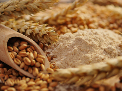 Junto con el maíz y el arroz, el trigo es uno de los tres granos más ampliamente producidos globalmente