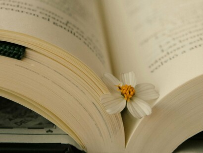 O sujeito não se sente “isolado” no cosmos; está “aberto” para o mundo, que, graças ao símbolo, se torna “familiar”