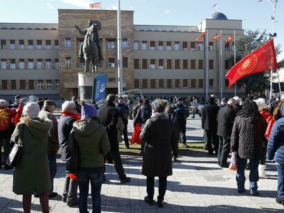 NATO head urges Macedonia to end dispute with Greece