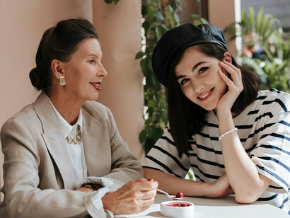 Mas existem as ilhas de sossego, quando temos a chance de encontrar uma boa alma, que também lá no fundo estava doida para te encontrar, ou não exatamente, para se aliviar da vida corrida e desacelerar um pouco tomando um café falando da vida dos outros, fofocando um pouco, reclamando, o que fazer quanto a isso? Escutar e reclamar também, querendo mostrar que seu problema é maior do que o dele, a famosa disputa de problemas, o meu sempre será maior do que o seu, mesmo que não seja