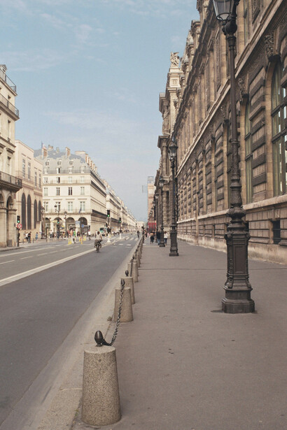Hoy he recorrido varias calles, no te miento, cada vez deambulo más por los barrios de esta metrópolis esperando un momento que no llega