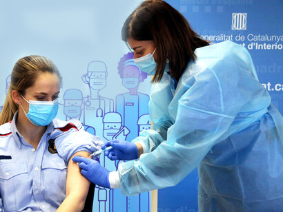 Es más difícil mantener la cadena de transmisión de la infección cuando gran parte de la población es inmune, ya que, los individuos vulnerables quedan protegidos indirectamente por los individuos inmunizados