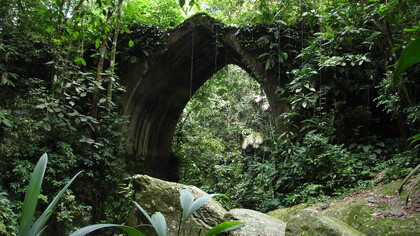 Puente Paso Hondo con arco ojival, Camino de los Españoles, de Puerto Cabello a San Esteban, Carabobo, Venezuela