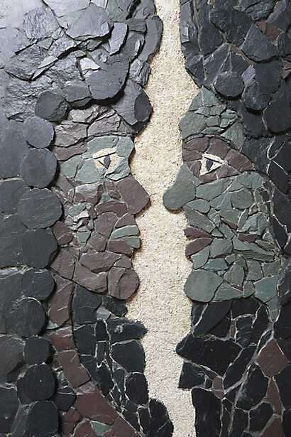 Mosaïque. La mosaïque possède une Histoire, elle offre à nos yeux des vestiges, souvenirs du passé qui permettent de comprendre le présent, de le fabriquer et de puiser dans l’imagination débordante et fascinante des Anciens