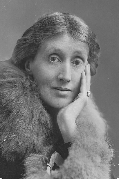 La autora Virginia Woolf empleó la moda tanto como un reflejo de la sociedad en sus textos, como una forma de expresión individual