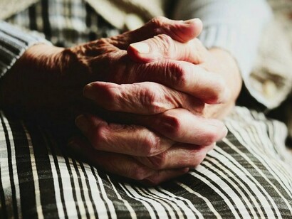 O sistema cardiovascular é um dos primeiros a sofrer os efeitos do envelhecimento. Aos 60 anos, a rigidez das artérias e a diminuição da elasticidade dos vasos sanguíneos tornam o coração mais vulnerável a doenças cardíacas