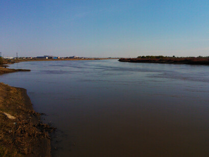 Río Sir Daria, ubicado en la región de Sir Daria en Uzbekistán