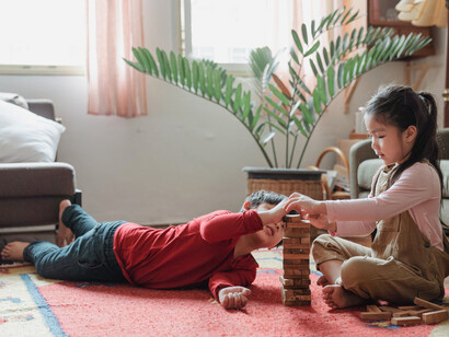 Os jogos possibilitam crianças, adolescentes e adultos explorarem diferentes estratégias de resolução de problemas