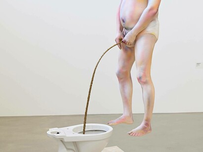 Jaan Toomik, “Ritual” (2021), ceramica, plastica, metallo, colore, legno