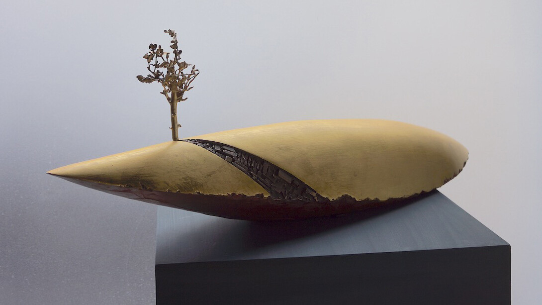 Nagatani Kyoji, Paesaggi del cuore, 1984, bronzo foglia d'oro, 33x95x21cm