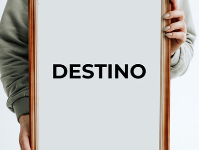Tra le mani di un giovane, un quadro con la scritta 'Destino'. Un'affascinante connessione con la parola futuro: il destino è legato al verbo 'destinare' 