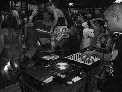 Dj toca os mais novos lançamentos de música brasileira em baile no Rio de janeiro, Brasil
