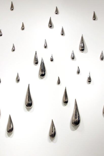 Xawery Wolski, Gotas (drops) Platino, 2010
terracotta, platinum glaze. Courtesy Lisa Sette Gallery