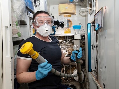 L'astronauta della NASA Serena Auñón-Chancellor esegue lavori idraulici all'interno della toilette della Stazione Spaziale Internazionale, nota anche come “Waste and Hygiene Compartment” (compartimento per i rifiuti e l'igiene), situata nel modulo statunitense Tranquility. Credit: NASA