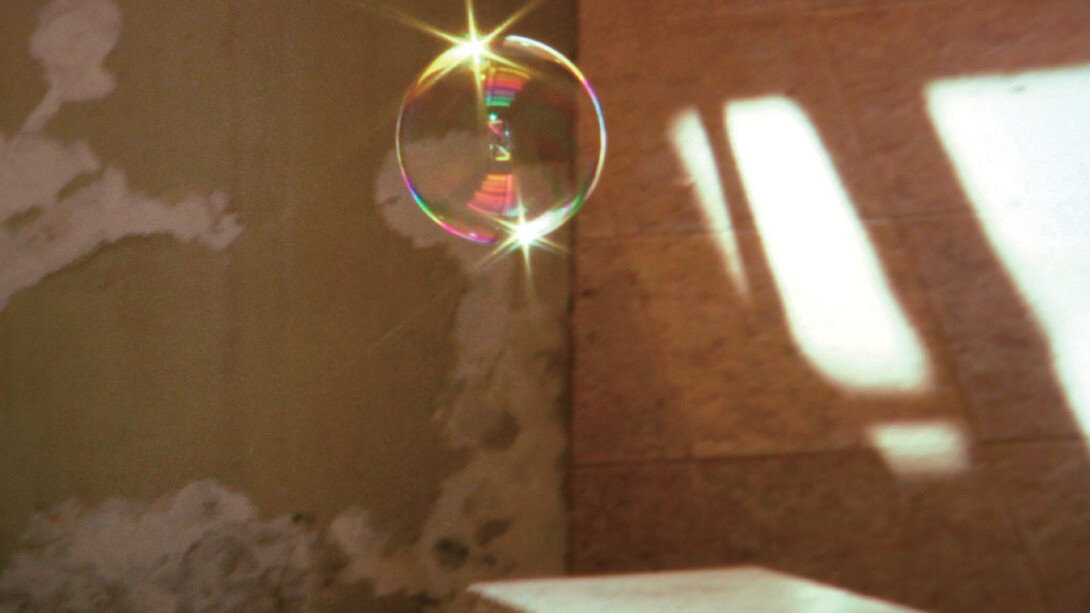 Rivane Neuenschwander e Cao Guimaraes, The Tenant, 2010, Projeção digital de alta definição, 10' 34'', Cortesia da artista, Galeria Fortes Vilaça