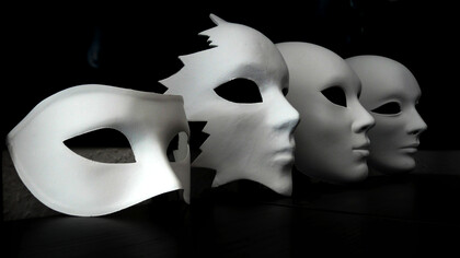 Conjunto de máscaras venecianas sin decorar: la necesidad de sobresalir por originalidad poco a poco ha ido socavando la autenticidad verdadera