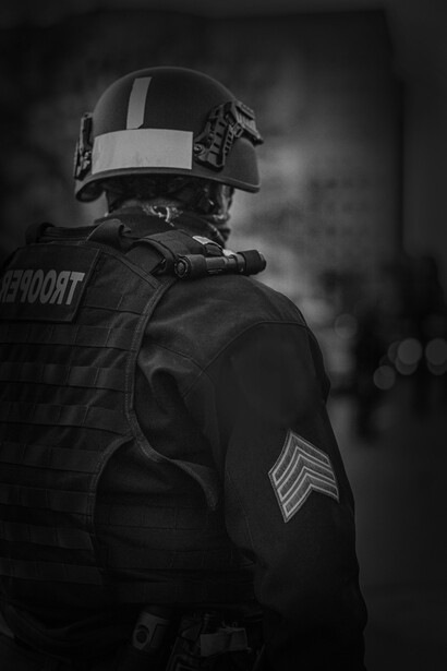 Efectivo policial trabajando. En respuesta a la ola de violencia, el gobierno estableció un pseudo estado de sitio en la ciudad, con ayuda de las fuerzas federales