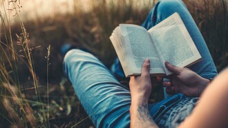 Libro, leggere, lettura. Tranquillità attraverso la lettura: come i libri possono donarti momenti di pace e serenità