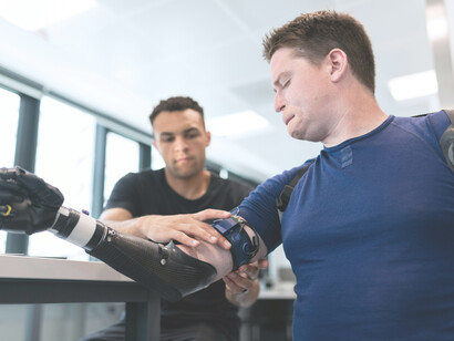 Medico aiuta paziente con protesi. Il futuro della medicina: l'importanza del tatto nell'era della tecnologia avanzata