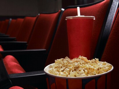 Palomitas y un refresco en una sala de cine
