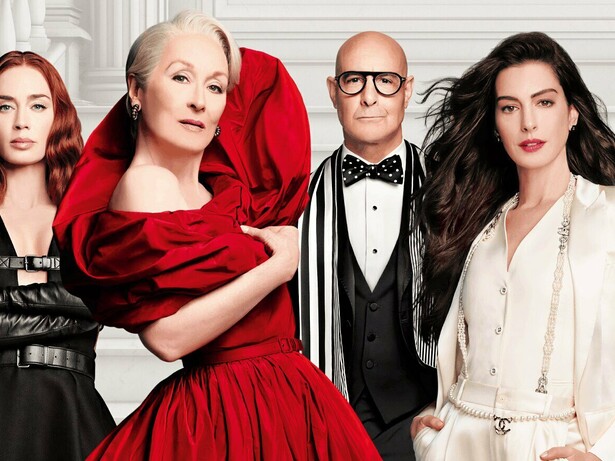 Os quatro personagens centrais de "O Diabo Veste Prada 2" aparecem reunidos em imagem oficial de divulgação do filme. Duas décadas depois, o reencontro do elenco aposta na nostalgia e no carisma que transformaram a obra original em um clássico moderno